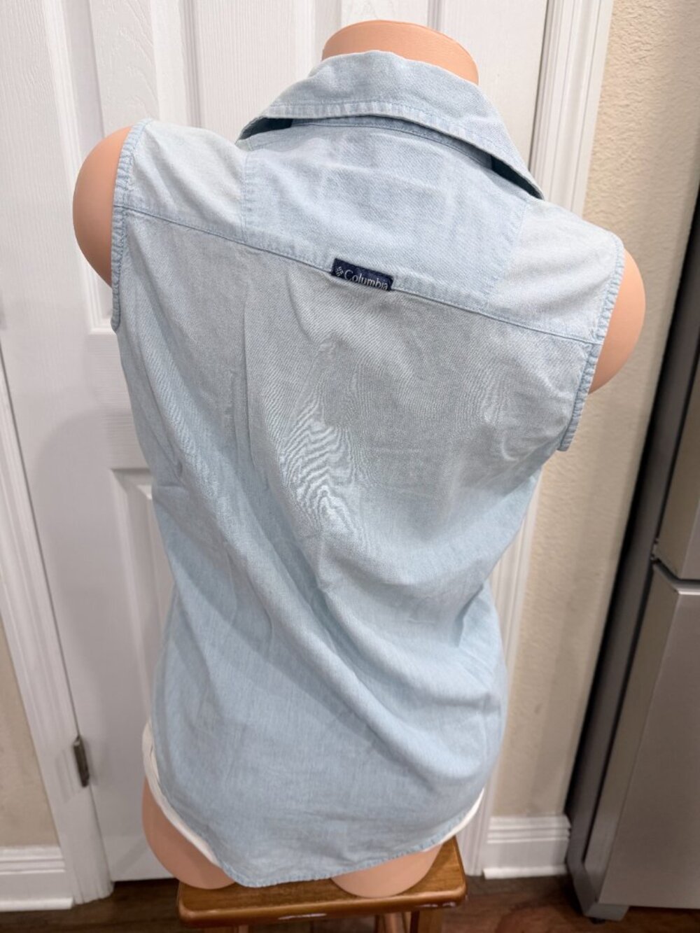 Columbia Sportswear S Light Blue Chambray Sleeveless Button Down Shirt - Picture 4 of 13
